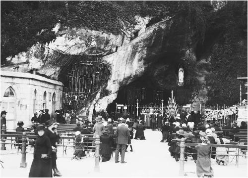 Worshippers at the Lourdes grotto. (CORBIS CORPORATION)